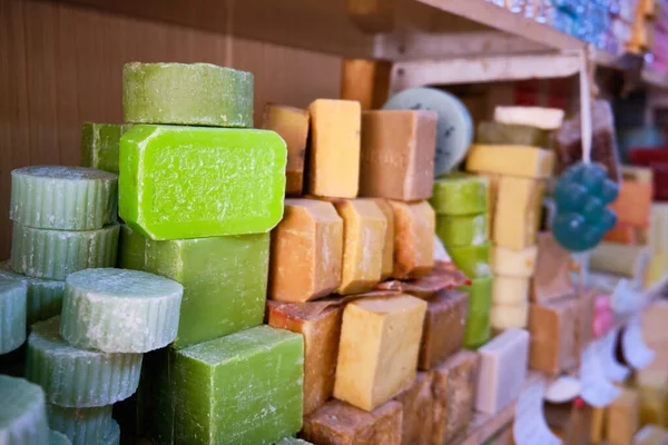 Artigianato multi-colore naturale sapone organico bar a scaffale negozio — Foto Stock