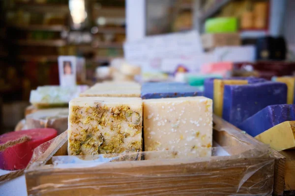 Barras de jabón orgánico natural multicolor artesanal en el estante de la tienda — Foto de Stock