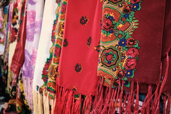 Traditionelle Schals aus dem Nahen Osten hängen auf Basar — Stockfoto