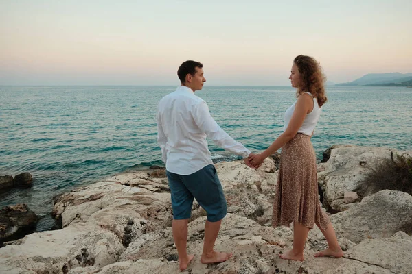 Pareja en una cita junto al mar por la noche — Foto de Stock