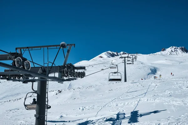 雪に覆われたスキー場のリフト — ストック写真