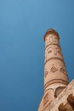 Antik minare Parlak mavi gökyüzüne karşı