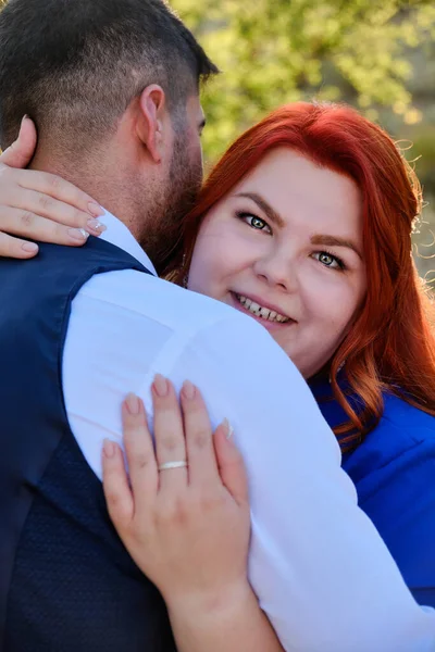 Vrouw knuffelt haar geliefde man op zoek naar een camera — Stockfoto