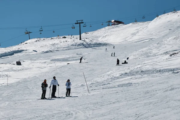 スキー場の斜面にある認識できないスキーヤー — ストック写真