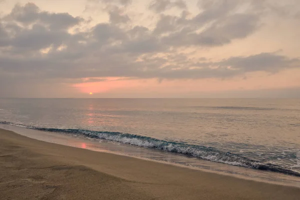 Nublado amanecer en la playa de arena desierta — Foto de Stock
