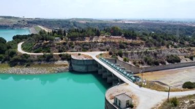 Su deposunun hava manzarası ve barajın kapalı su deposu kilitleri.