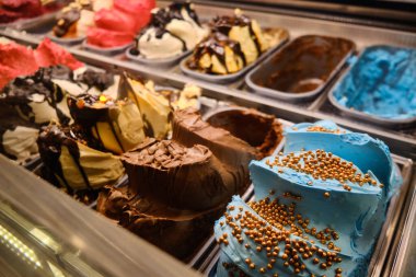 Vitrinde bir sürü dondurma var.