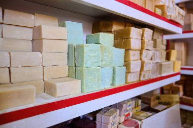 Mağaza rafında çok renkli organik sabun kalıpları.