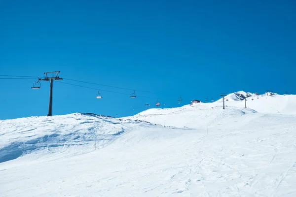 雪に覆われたスキー場のリフト — ストック写真