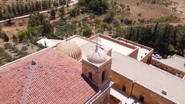 Vista aérea del Monasterio de Mor Hananyo — Vídeo de stock