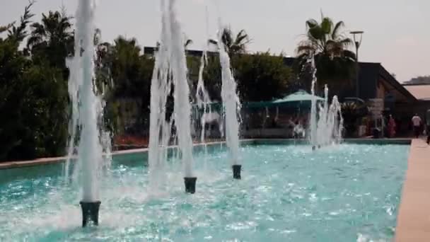 阳光明媚的夏日下午喷出的喷泉 — 图库视频影像