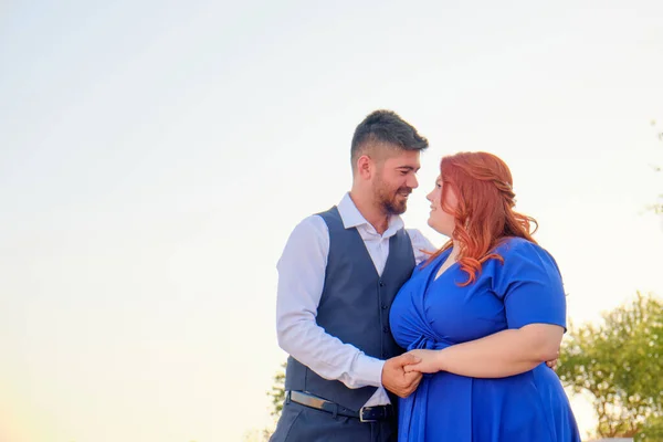 Homem e mulher olham um para o outro abraçando — Fotografia de Stock