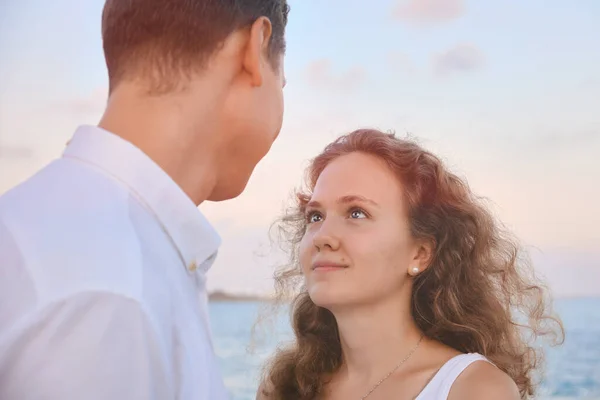 Mujer mira a su amado hombre — Foto de Stock