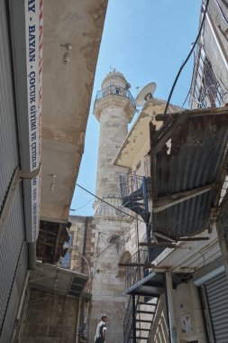 Mavi gökyüzüne karşı minarenin alt görüntüsü