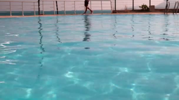 Yüzme havuzuna dalan adam — Stok video