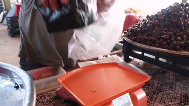 Penjual menempatkan wadah dengan stroberi untuk tas dan memberikannya kepada klien — Stok Video