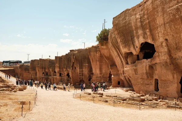 I turisti visitano le rovine della città antica di Dara, città fortezza romana orientale nel nord della Mesopotamia — Foto Stock