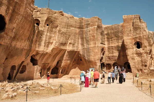 Turistas visitam Ruínas de Dara Cidade antiga, cidade fortaleza romana oriental no norte da Mesopotâmia — Fotografia de Stock