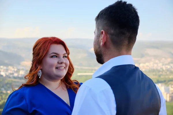 Vrouw kijkt naar haar bruidegom glimlachen — Stockfoto