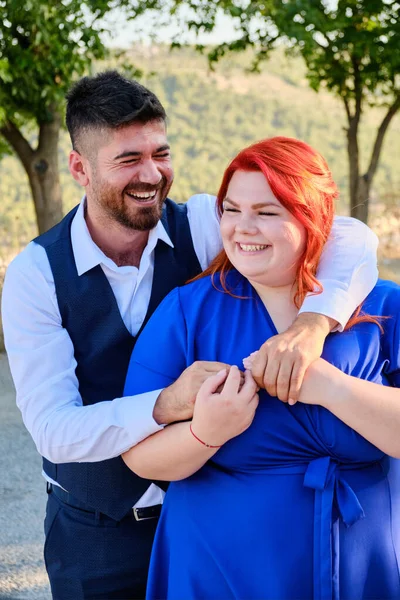 Hombre abraza a su amada mujer sonriendo — Foto de Stock