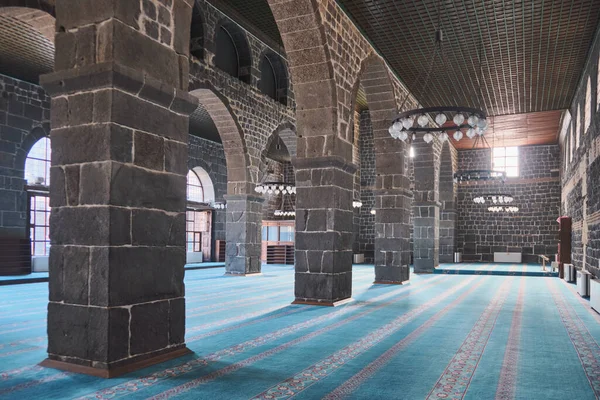 Interior of Ulu Cami or Grand Mosque of Diyarbakir — Stock Photo, Image