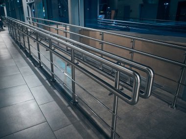 Engelliler ve krom parmaklıklar için rampa