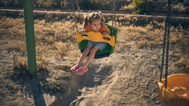 Küçük kız sallanıyor salıncakta