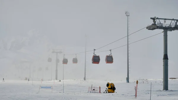 Gondola type ropeway on the slope of ski resort — Stock Photo, Image