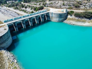 Su deposunun hava manzarası, bir barajın beton hızlı ve kapalı su deposu kilitleri