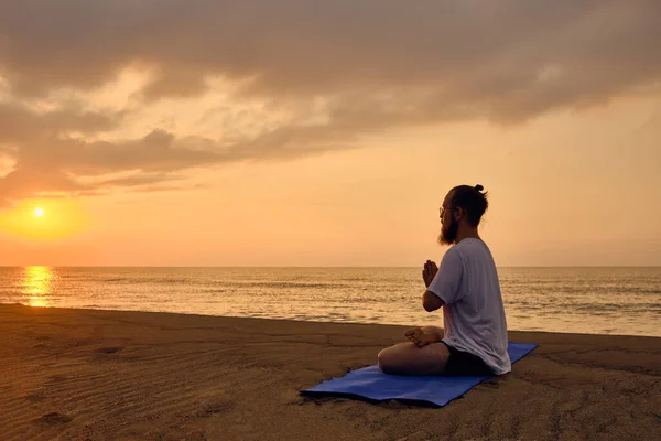 Portrait of man meditating at beach — Stock Photo, Image