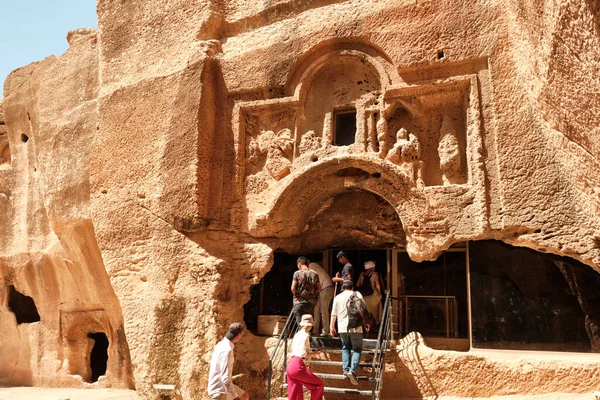 Turistas visitam Ruínas de Dara Cidade antiga, cidade fortaleza romana oriental no norte da Mesopotâmia — Fotografia de Stock