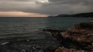 Denizin üzerinde hareket eden bulutlar zaman atlaması