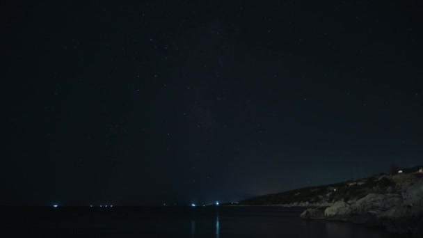 Sternennacht über der Küste im Zeitraffer — Stockvideo