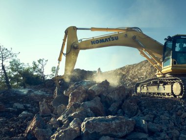 Yol inşaatında Komatsu kazıcısı