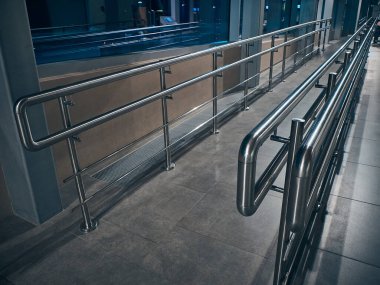 Engelliler ve krom parmaklıklar için rampa