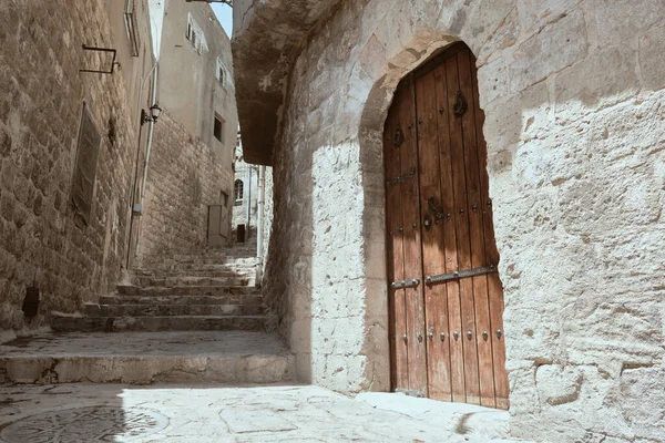 Ferro forjado porta de madeira em uma rua estreita de Mardin — Fotografia de Stock