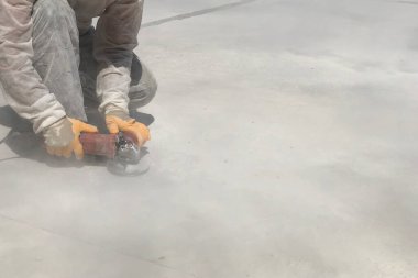 Beton döşeyen işçilerin elleri