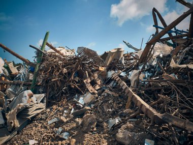 Farklı türde inşaat döküntüleri.