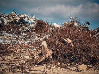 Çarpık takviye demirleri ve diğer inşaat enkazı