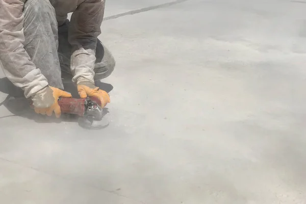 Mãos de trabalhador moagem superfície de concreto — Fotografia de Stock