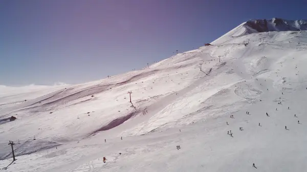 明るい冬の朝に雪に覆われたスキー場 — ストック写真