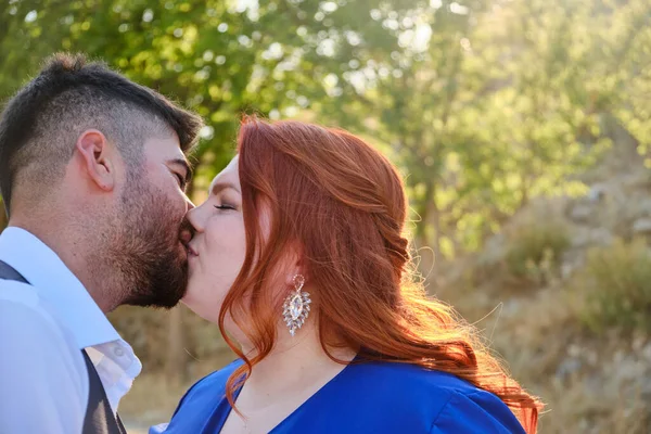 Heterosexual mixta raza pareja besos al aire libre — Foto de Stock