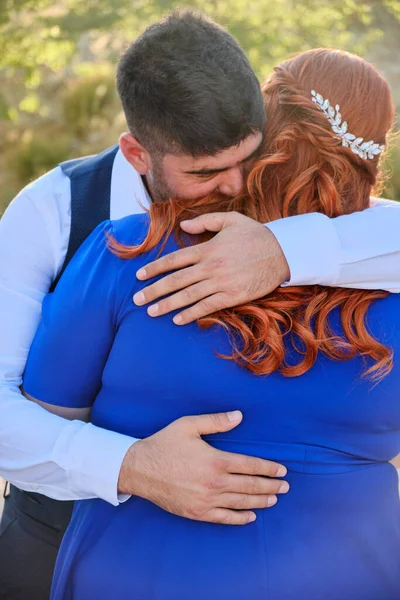 Hombre abraza a su amada mujer sonriendo — Foto de Stock