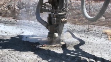 İnşaat alanında sondaj çalışmaları var.