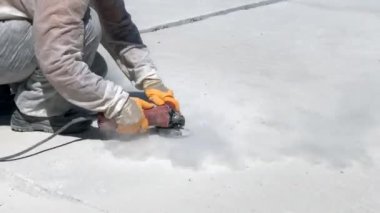 Beton döşeyen işçilerin elleri