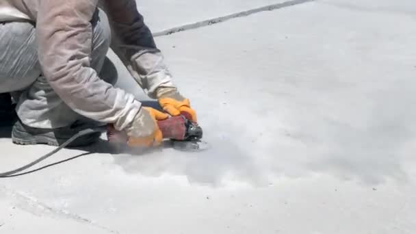 Händer av arbetare slipning betong yta — Stockvideo