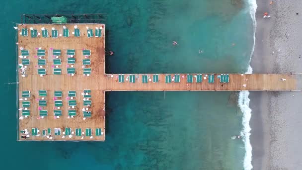 Güneşli yataklı ve şemsiyeli iskele — Stok video