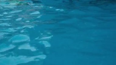 berrak mavi dalgalı su yüzeyi