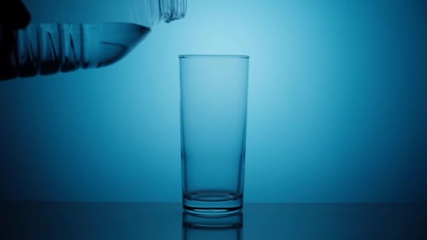 Zuiver stilstaand water giet naar glas — Stockvideo