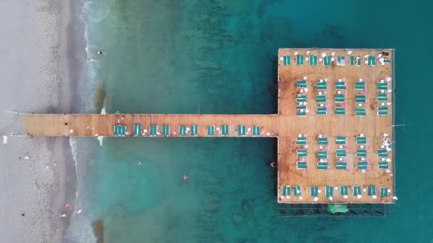 Pier mit Liegestühlen und Sonnenschirmen — Stockvideo